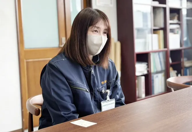 総務課長 / 小池栄美さんのインタビューの様子