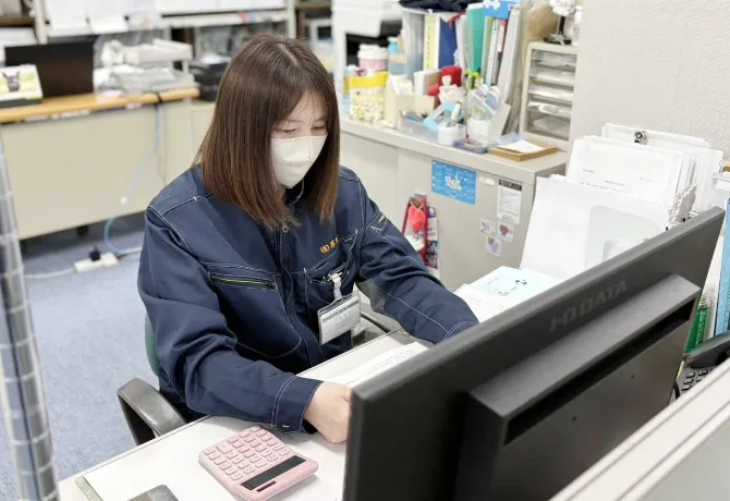 総務課長 / 小池栄美さんが作業している様子